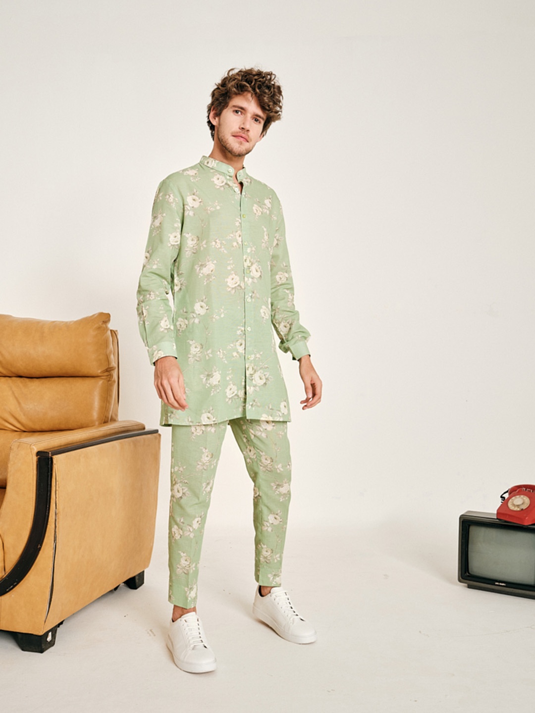 

Project Bandi Floral Printed Regular Linen Kurta with Trousers, Green