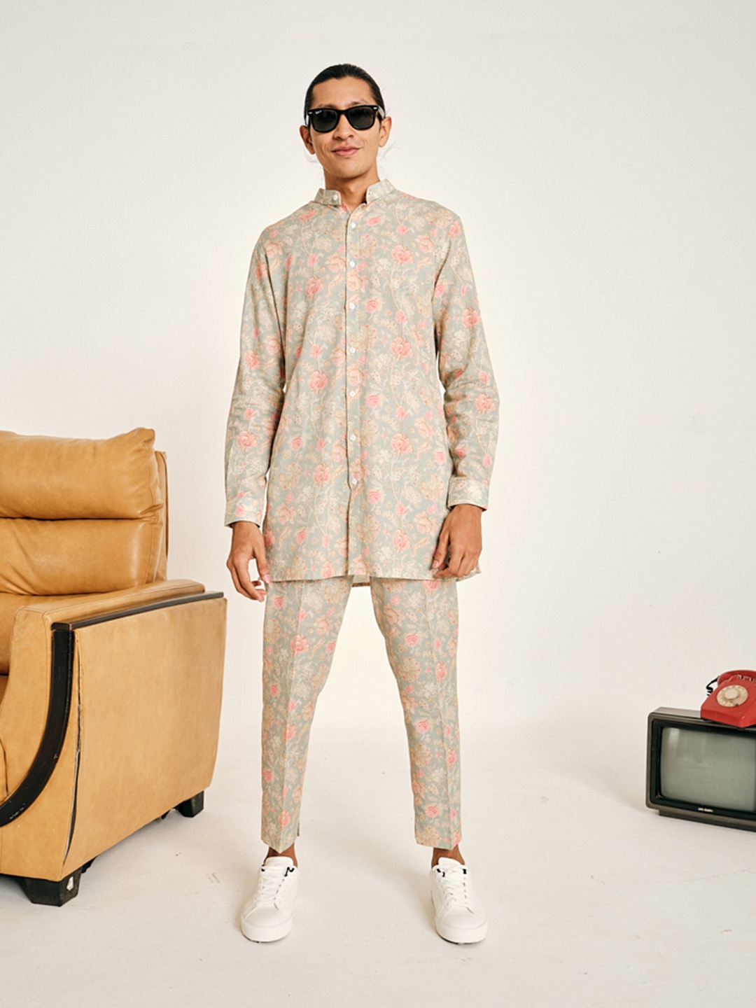 

Project Bandi Floral Printed Band Collar Kurta With Trousers, Blue