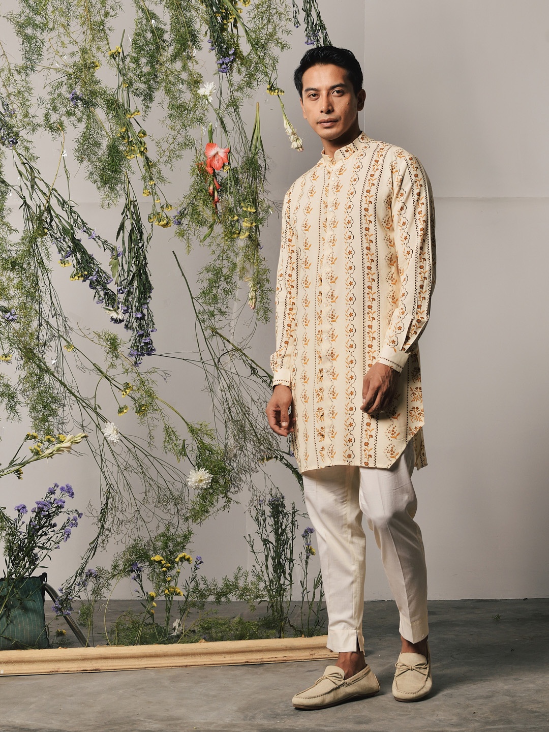 

Project Bandi Floral Printed Band Collar Kurta With Trousers, Champagne