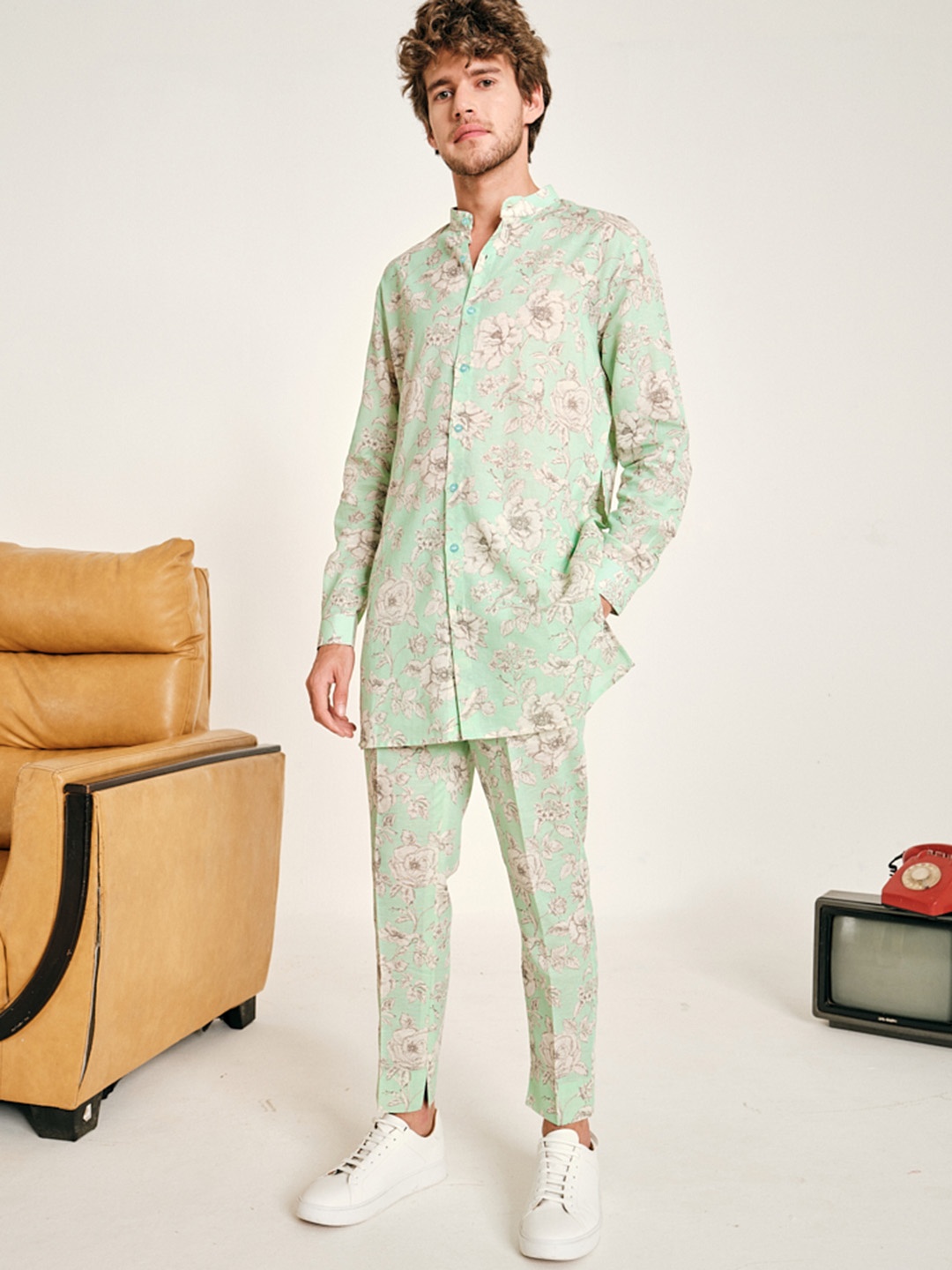 

Project Bandi Floral Printed Band Collar Straight Kurta with Trousers, Green