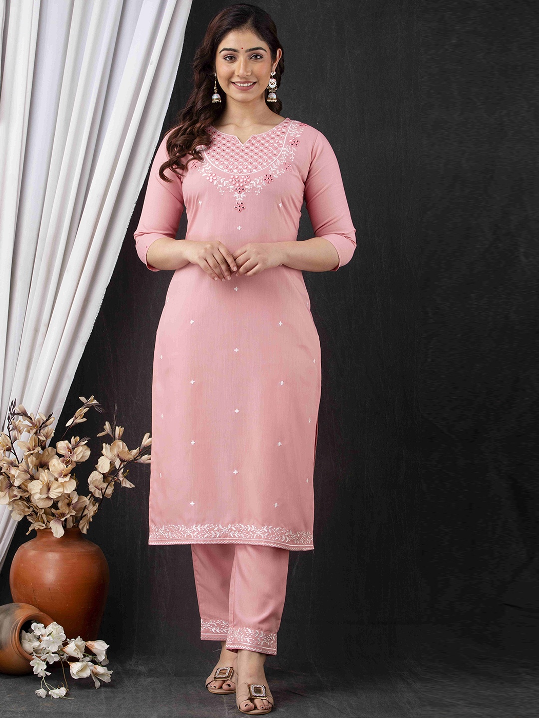 

Kimoza Ethnic Motifs Embroidered Straight Kurta With Trouser, Pink