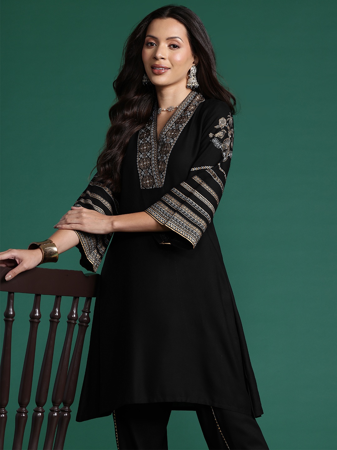 

Sangria Ethnic Motif Foil Printed Regular Kurta with Trousers, Black