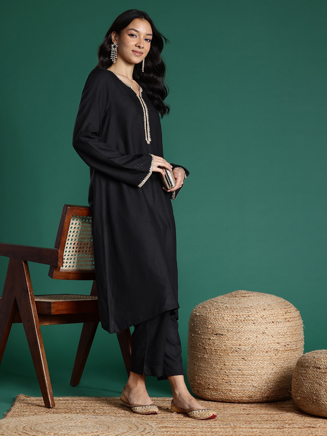 

Sangria Sequinned Flared Sleeve Kurta with Trousers, Black