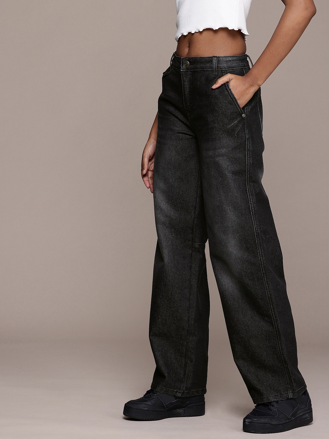 

The Roadster Life Co. Women 90's Baggy Fit Low-Rise Light Fade Cargo Style Jeans, Black