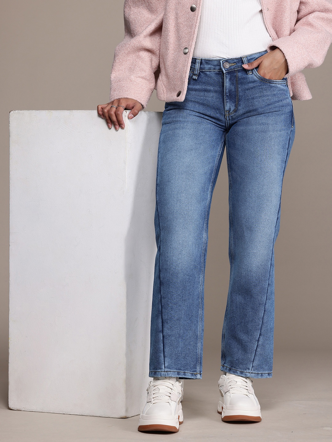 

The Roadster Life Co. Women Straight Fit Low-Rise Heavy Fade Jeans, Blue