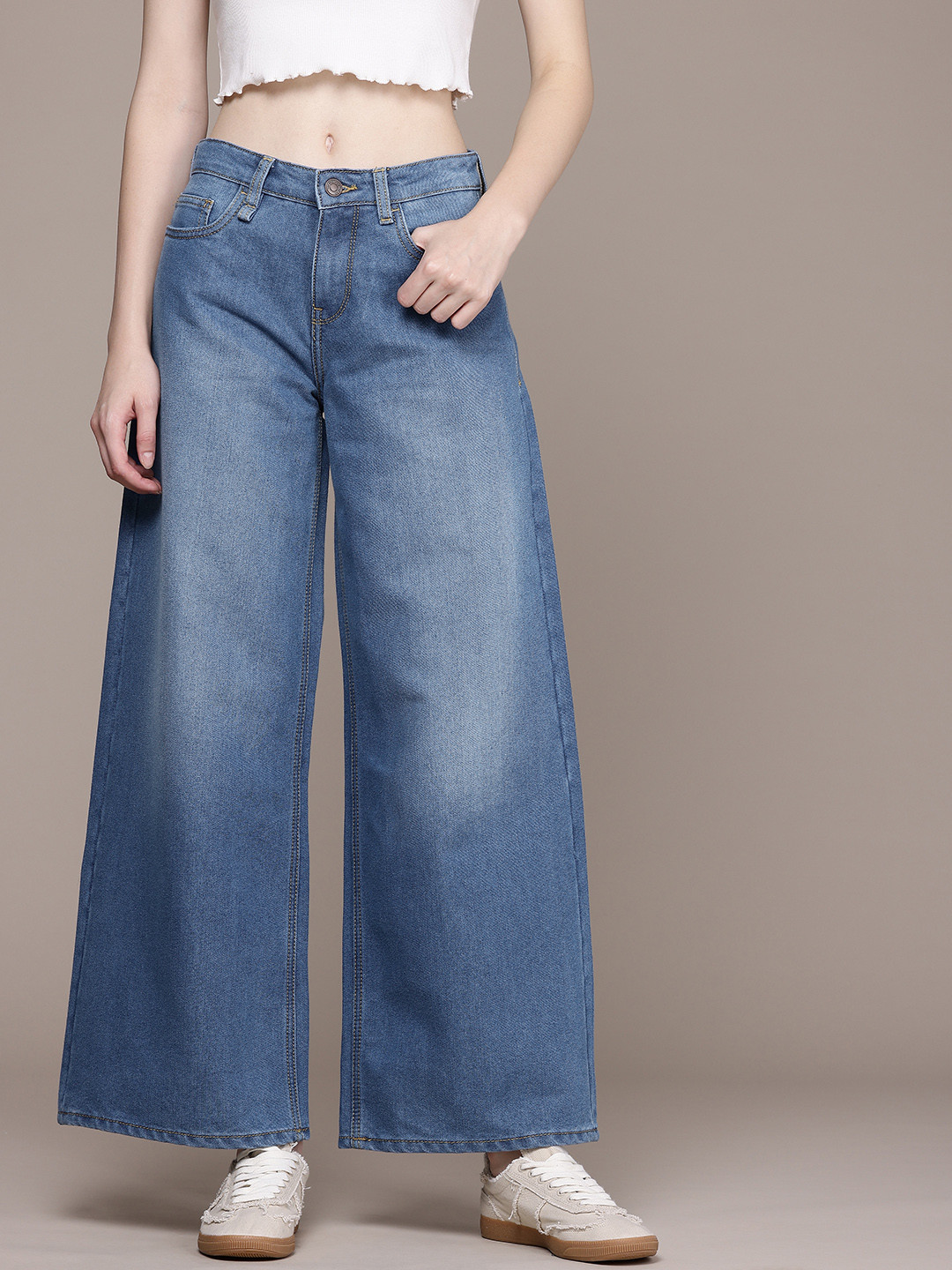 

The Roadster Life Co. Women Super Wide Leg Low-Rise Light Fade Jeans, Blue