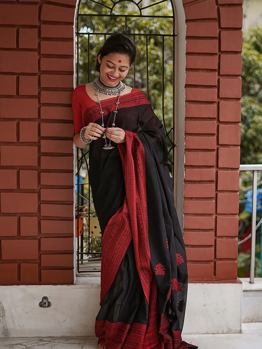 

KALINI Silk Blend Banarasi Saree, Black