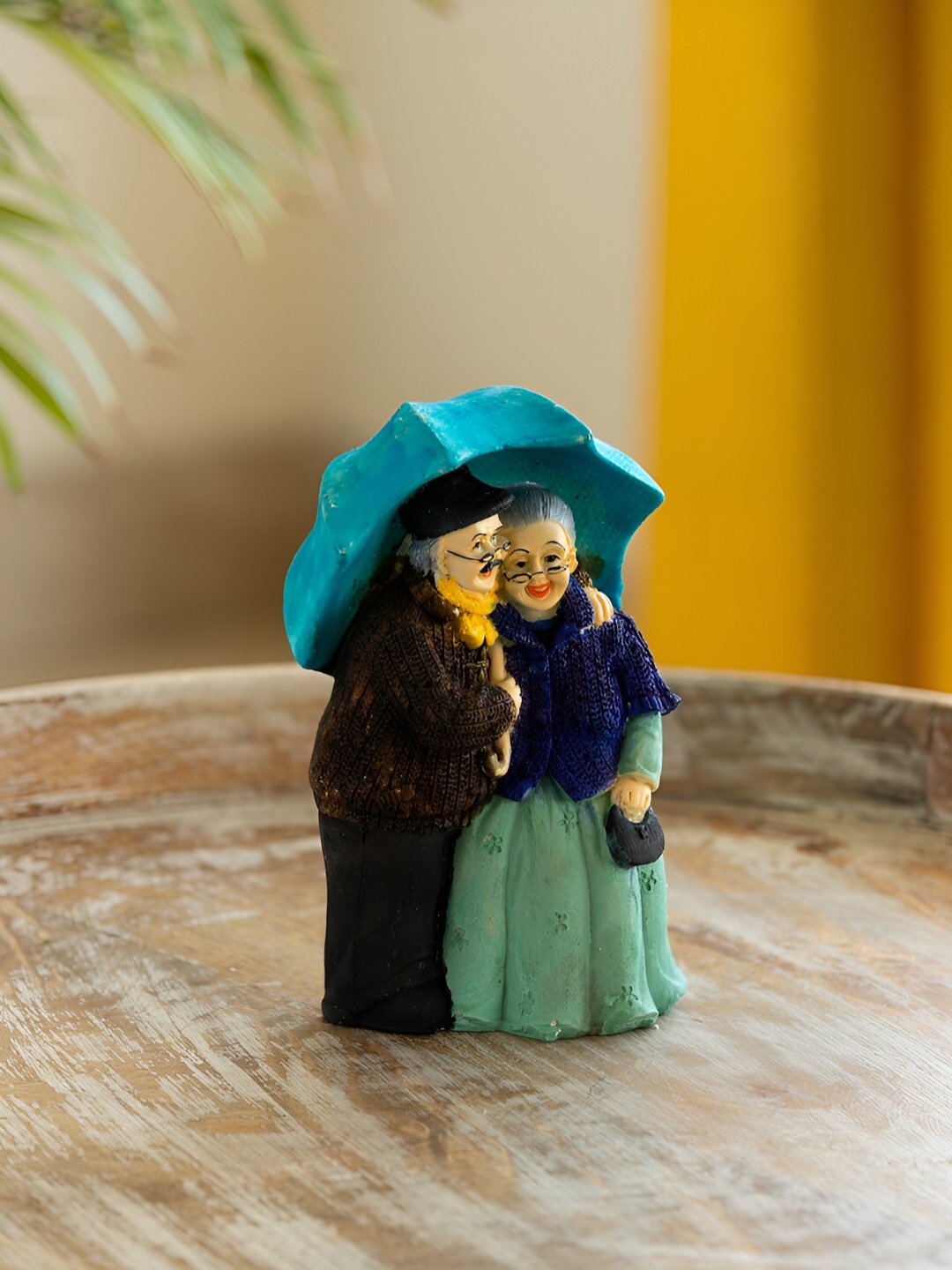 

ExclusiveLane Italian Old Umbrella Couple Modern Figurine Decorative Showpiece, Green
