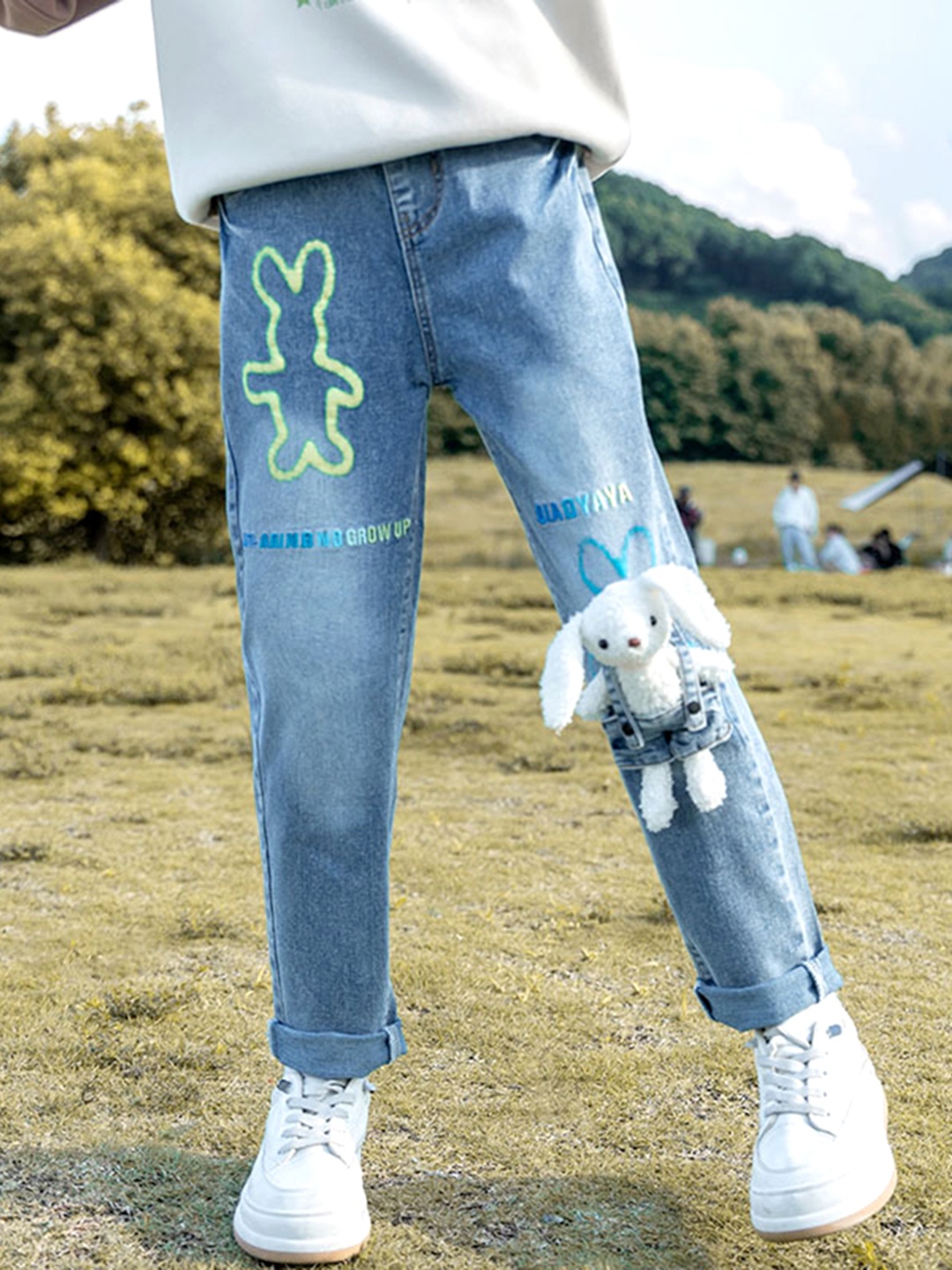 

INCLUD Girls Slim Fit Light Fade Bunny Applique Jeans, Blue
