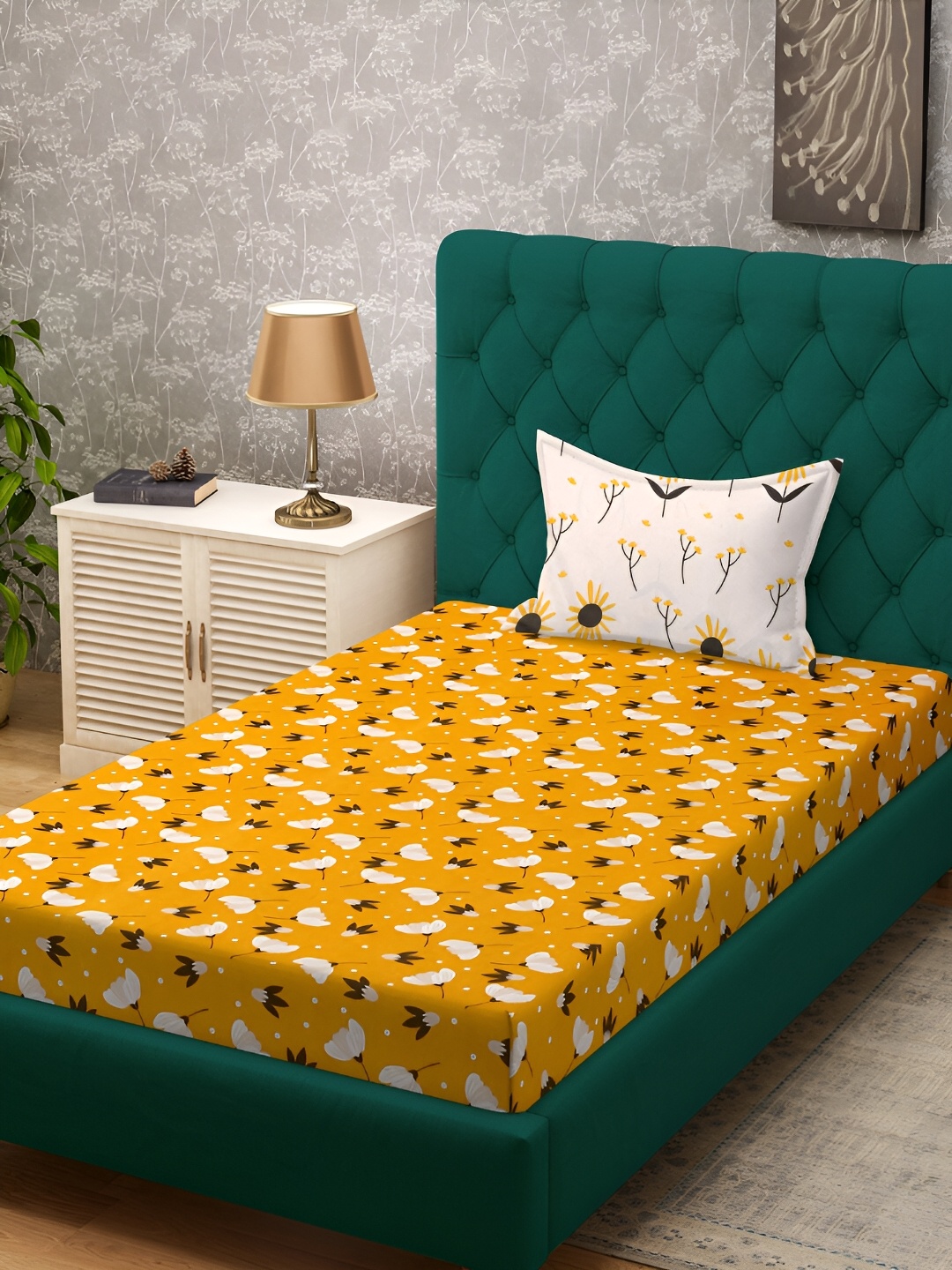 

KLOTTHE Yellow & Black Floral Printed 300TC Single Bedsheet With Pillow Cover