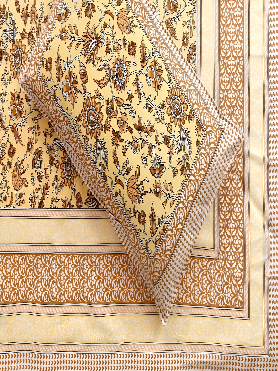

Aura Yellow & White Ethnic Motifs 180 TC King Bedsheet with 2 Pillow Covers