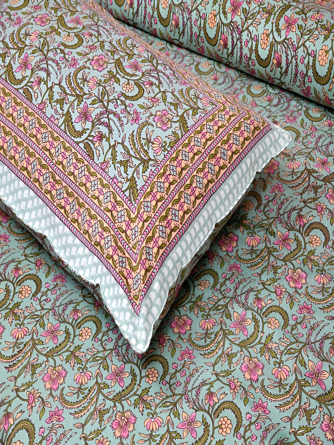 

Aura Green & Pink Floral 180 TC Cotton King Bedsheet With 2 Pillow Covers