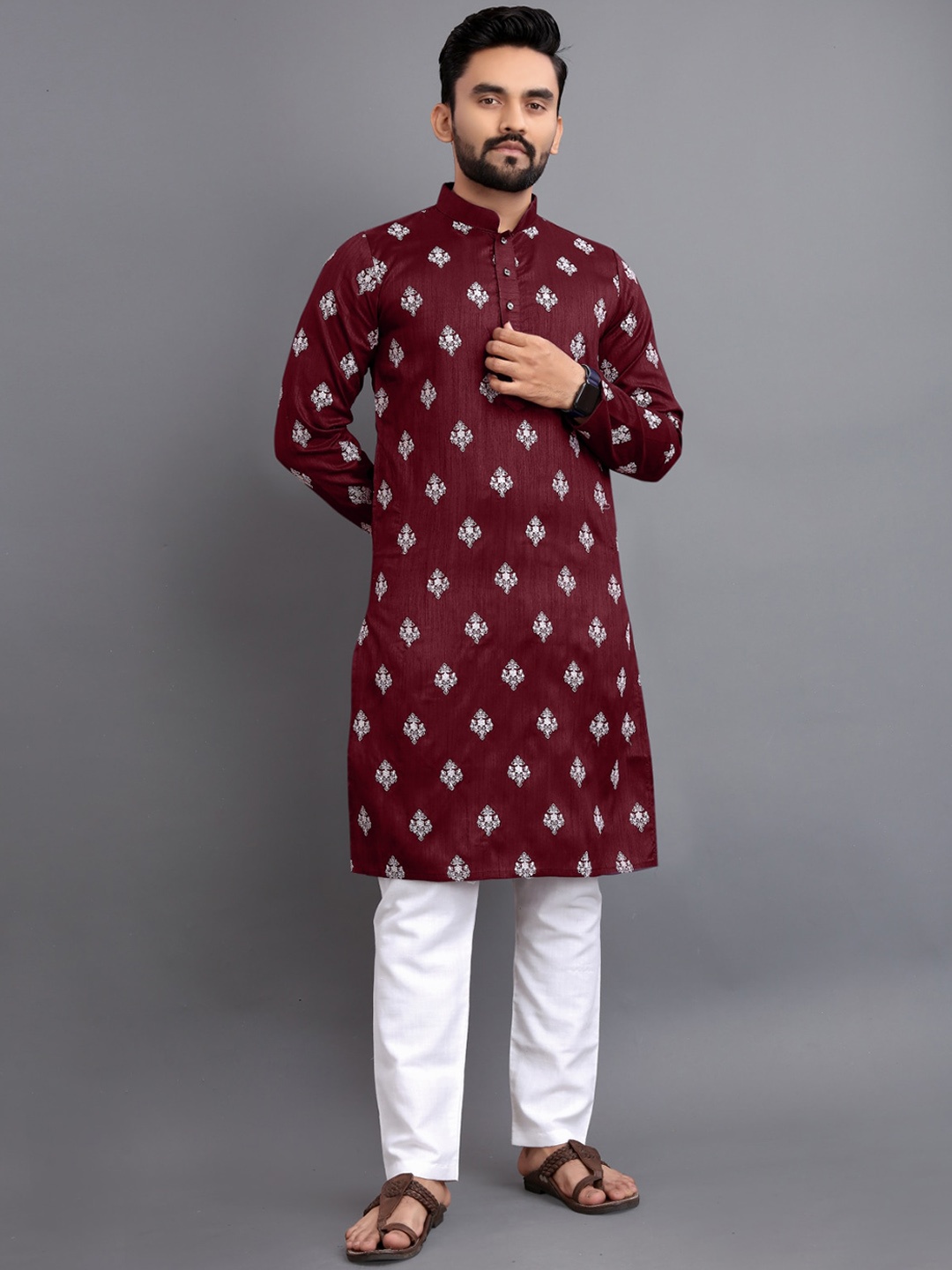 

Ekasya Ethnic Motifs Printed Mandarin Collar Straight Kurta, Maroon