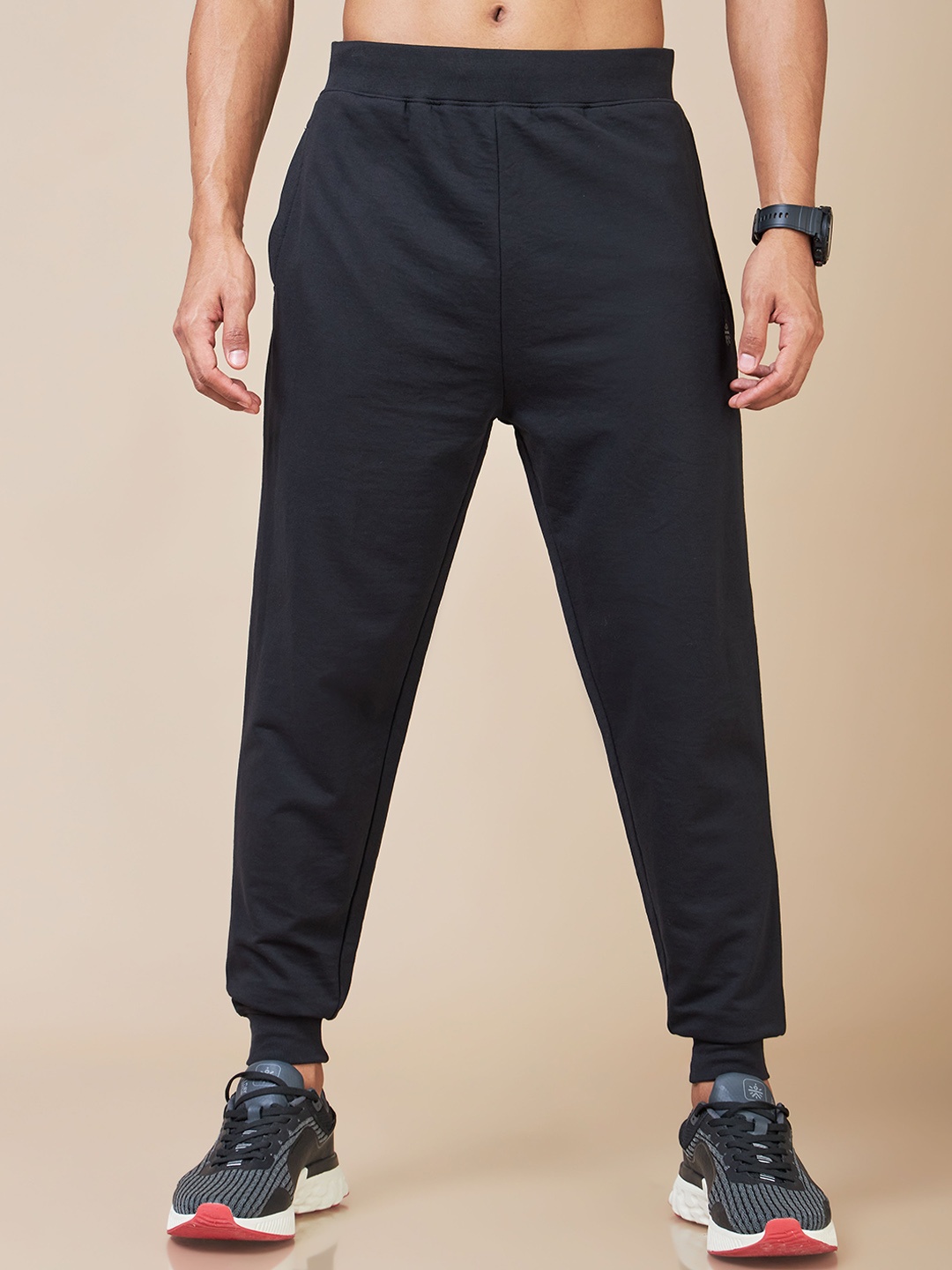 

CULT Men Mid Rise Moisture wicking Regular Fit Joggers, Black