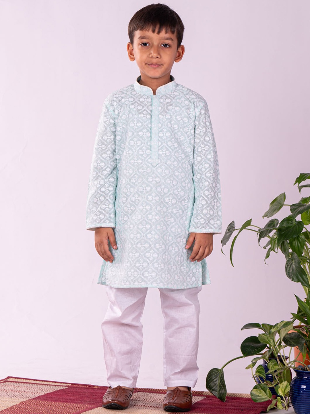 

VASTRAMAY Boys Ethnic Motifs Embroidered Straight Chikankari Kurta With Pyjamas, Green