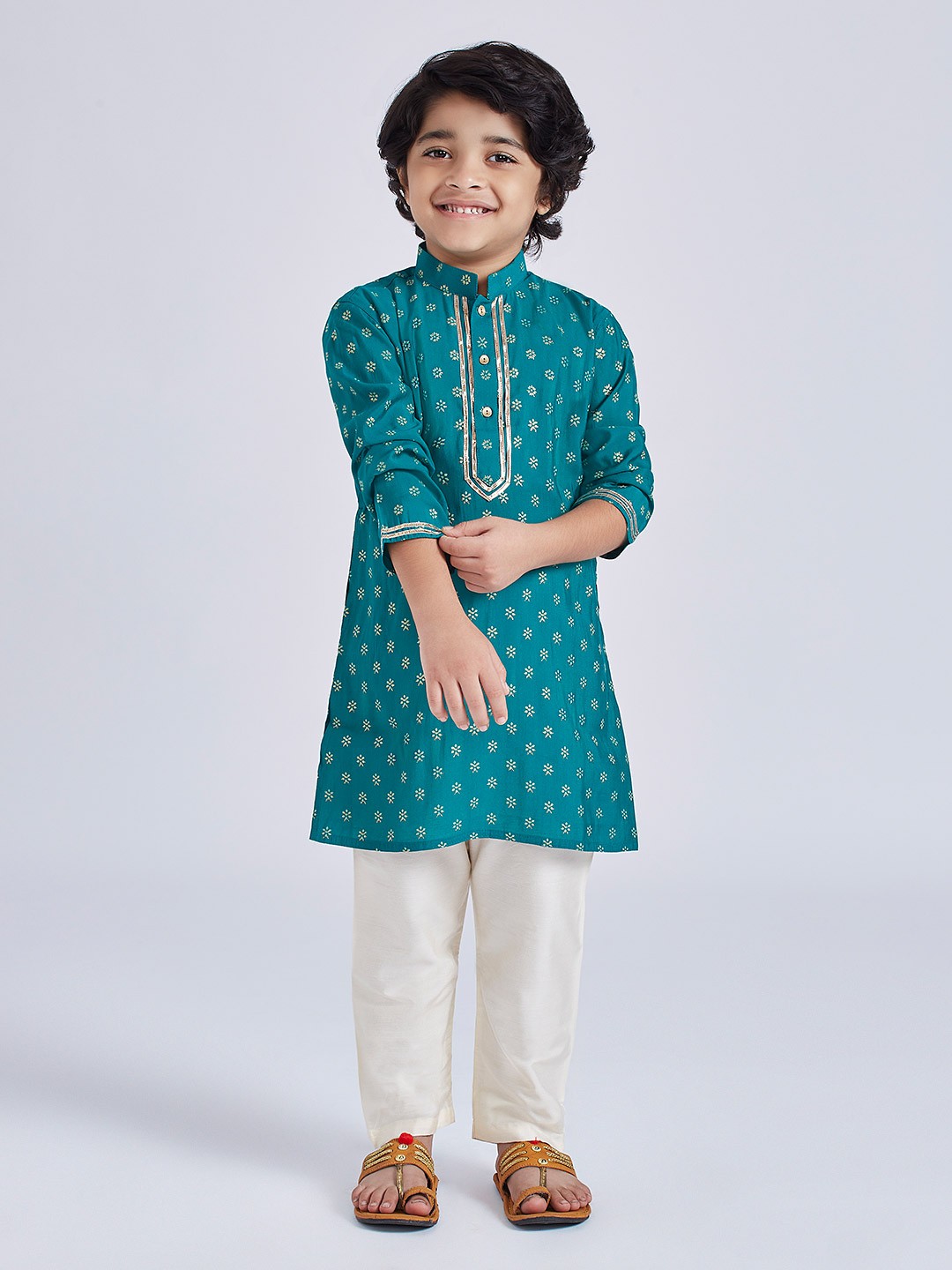 

VASTRAMAY Boys Ethnic Motifs Printed Mandarin Collar Straight Kurta With Pyjamas, Green