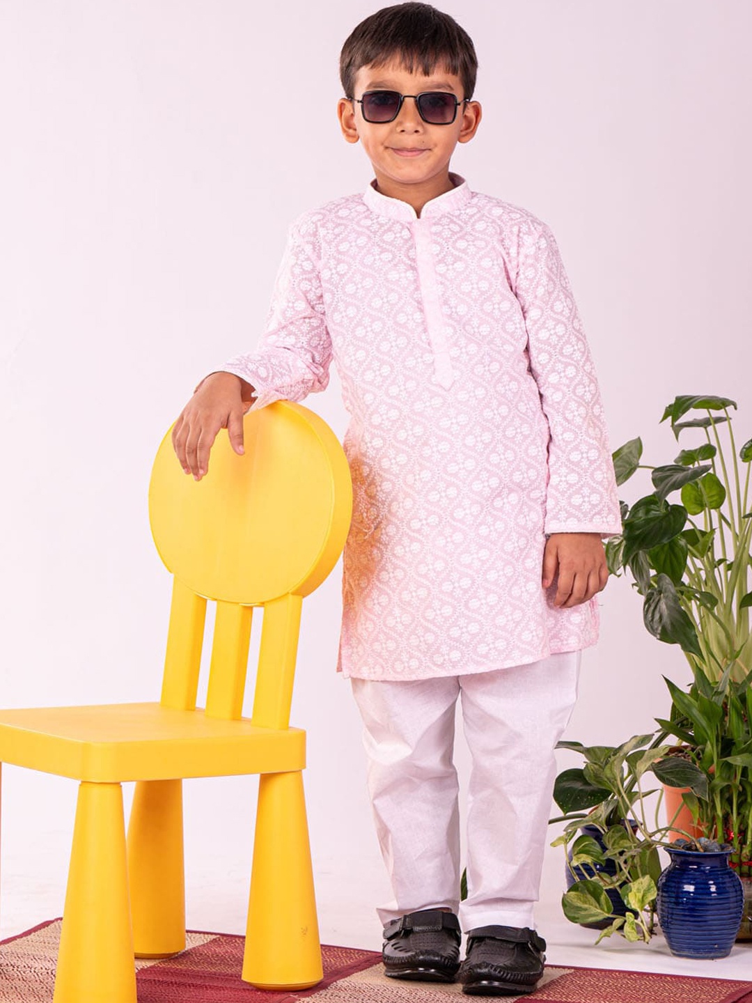 

VASTRAMAY Boys Mandarin Collar Ethnic Motifs Embroidered Regular Chikankari Kurta Set, Pink