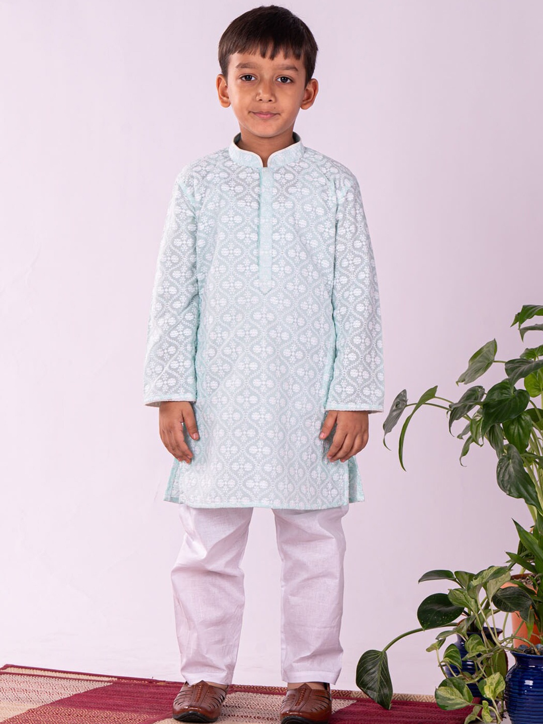 

VASTRAMAY Boys Floral Embroidered Regular Chikankari Straight Kurta with Pyjamas, Green