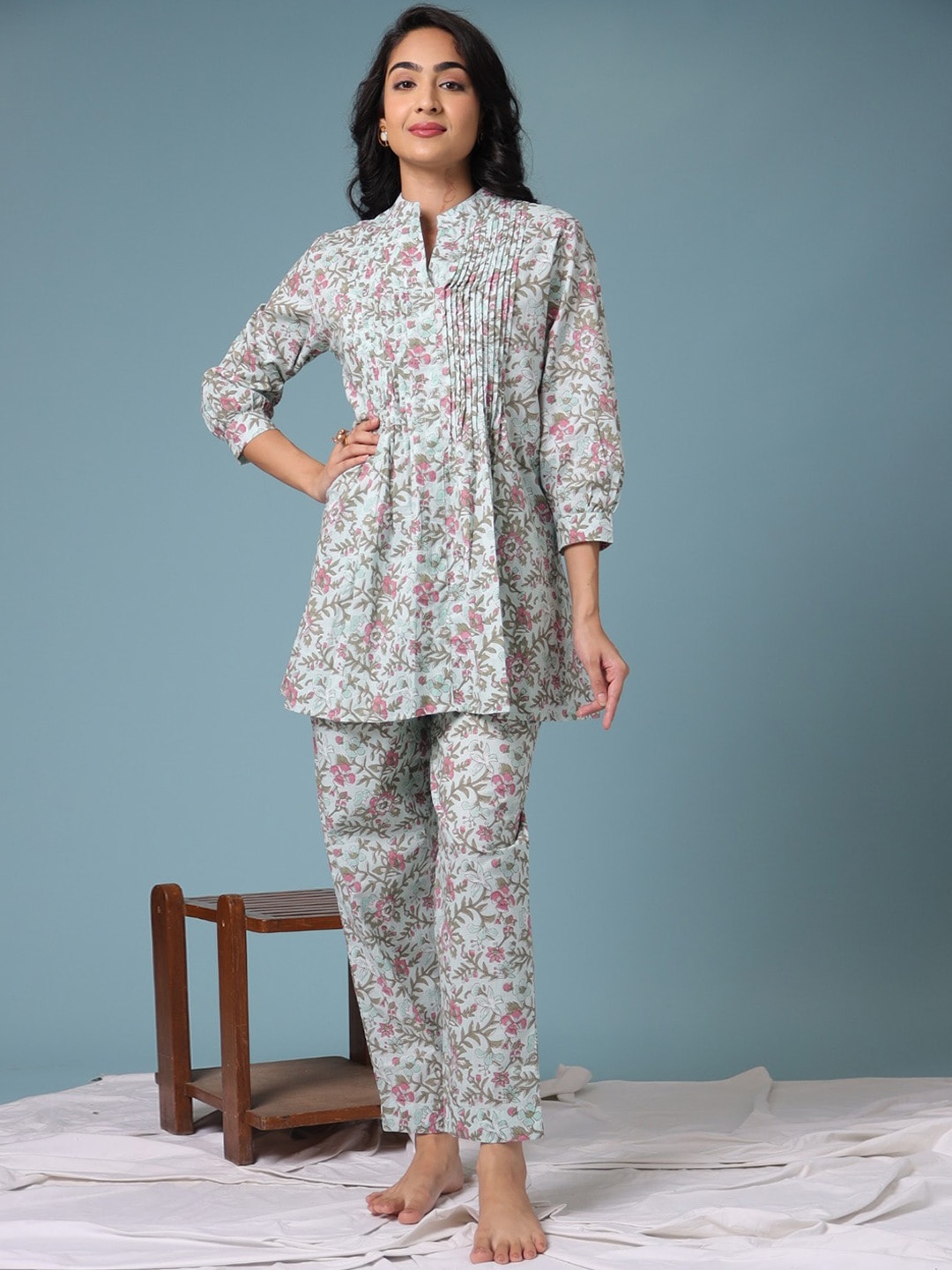 

ZARI Floral Printed Mandarin Collar Pure Cotton Top & Pyjama, Green