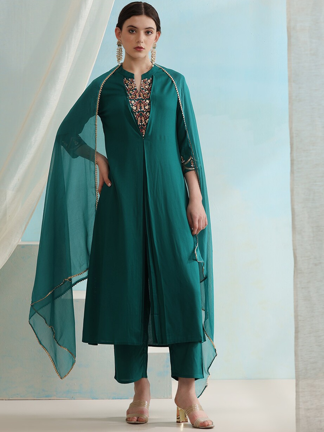 

Khushal K Floral Yoke Design Mandarin Collar Three-Quarter Sleeves Kurta Set, Green