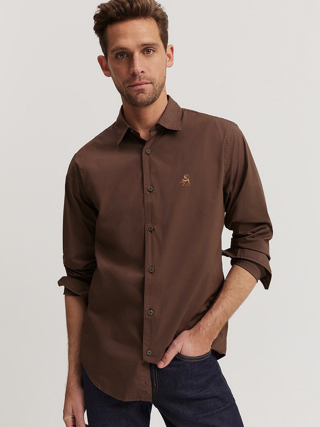 

MISCHIEF MONKEY Classic Tailored Fit Spread Collar Casual Shirt, Brown