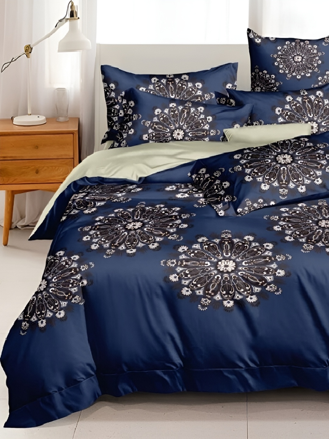 

Laying Style Blue & White Floral 4 Piece Double King Bedding Set