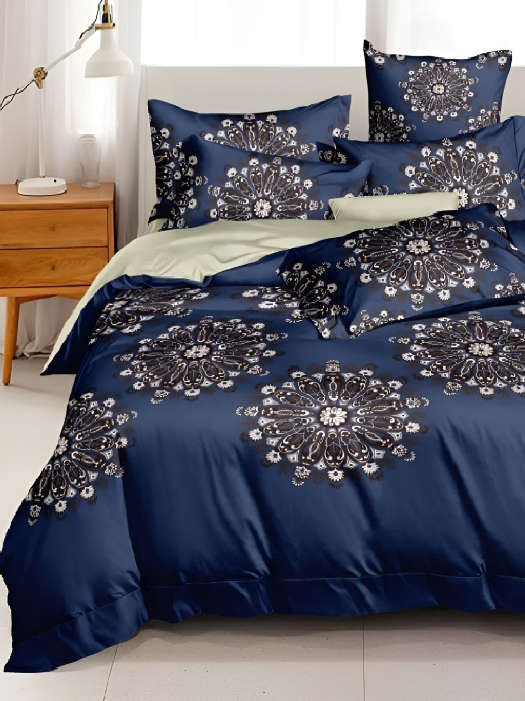 

Laying Style Blue & White 4 Pieces Floral Printed Double King Regular Bedding Set