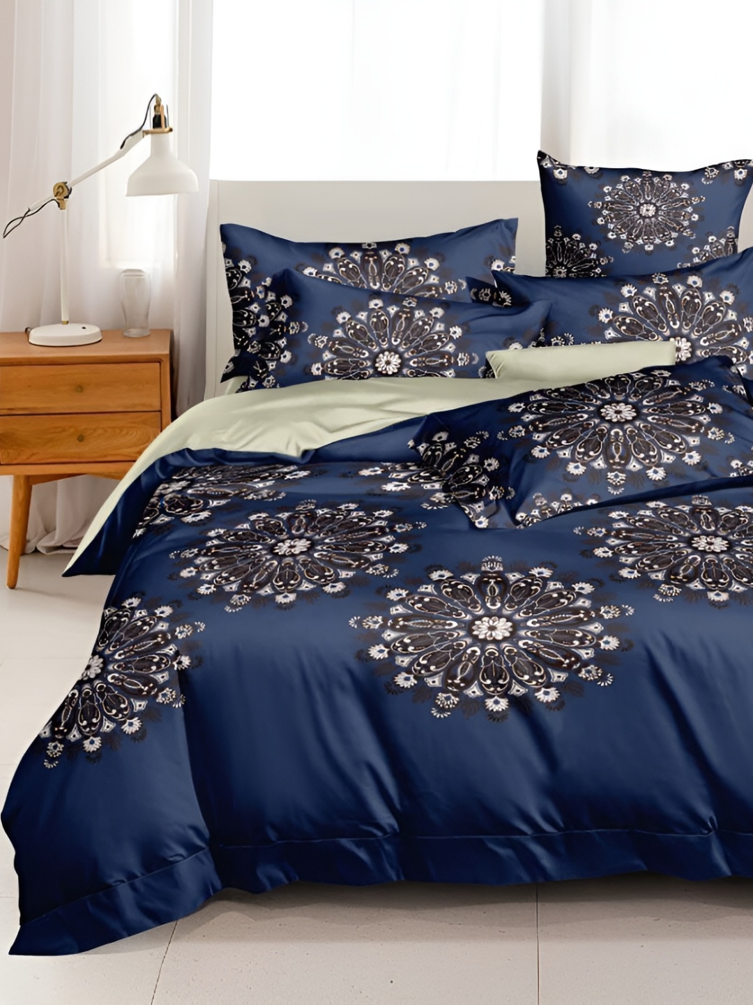 

Laying Style Blue & White 4 Pieces Floral Double King Bedding Set