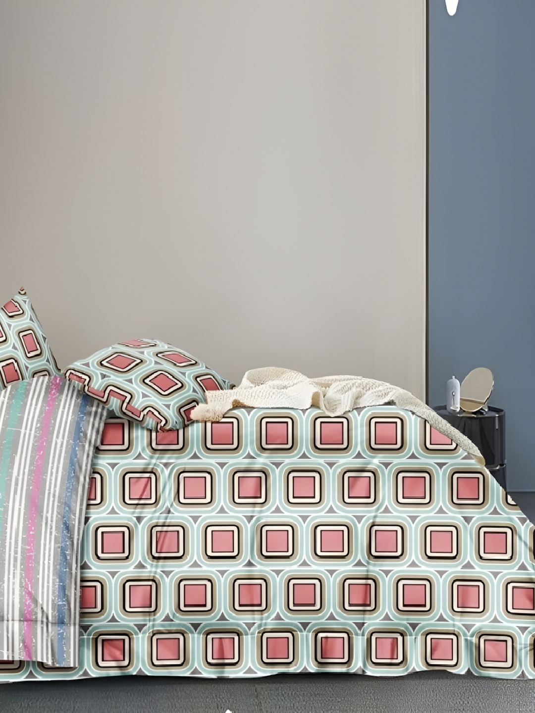 

Laying Style Green & Pink Geometric 4 Pieces Double King Regular Bedding Set