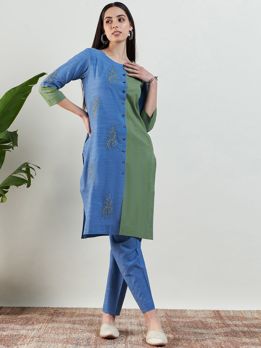 

STADO Colourblocked Round Neck Thread Work Straight Kurta with Trousers, Blue