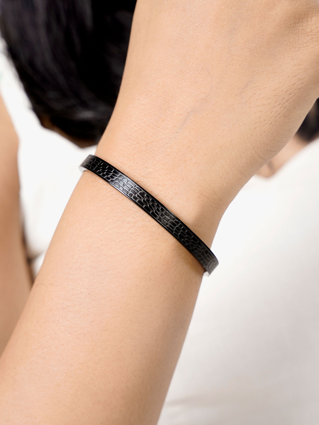 

SWASHAA Stainless Steel Bangle-Style Bracelet, Black
