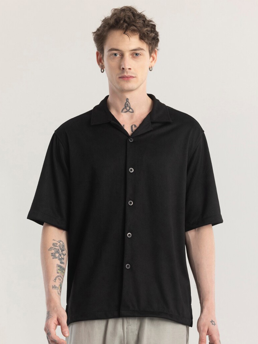 

Snitch Black Snug Slim Fit Spread Collar Cotton Casual Shirt