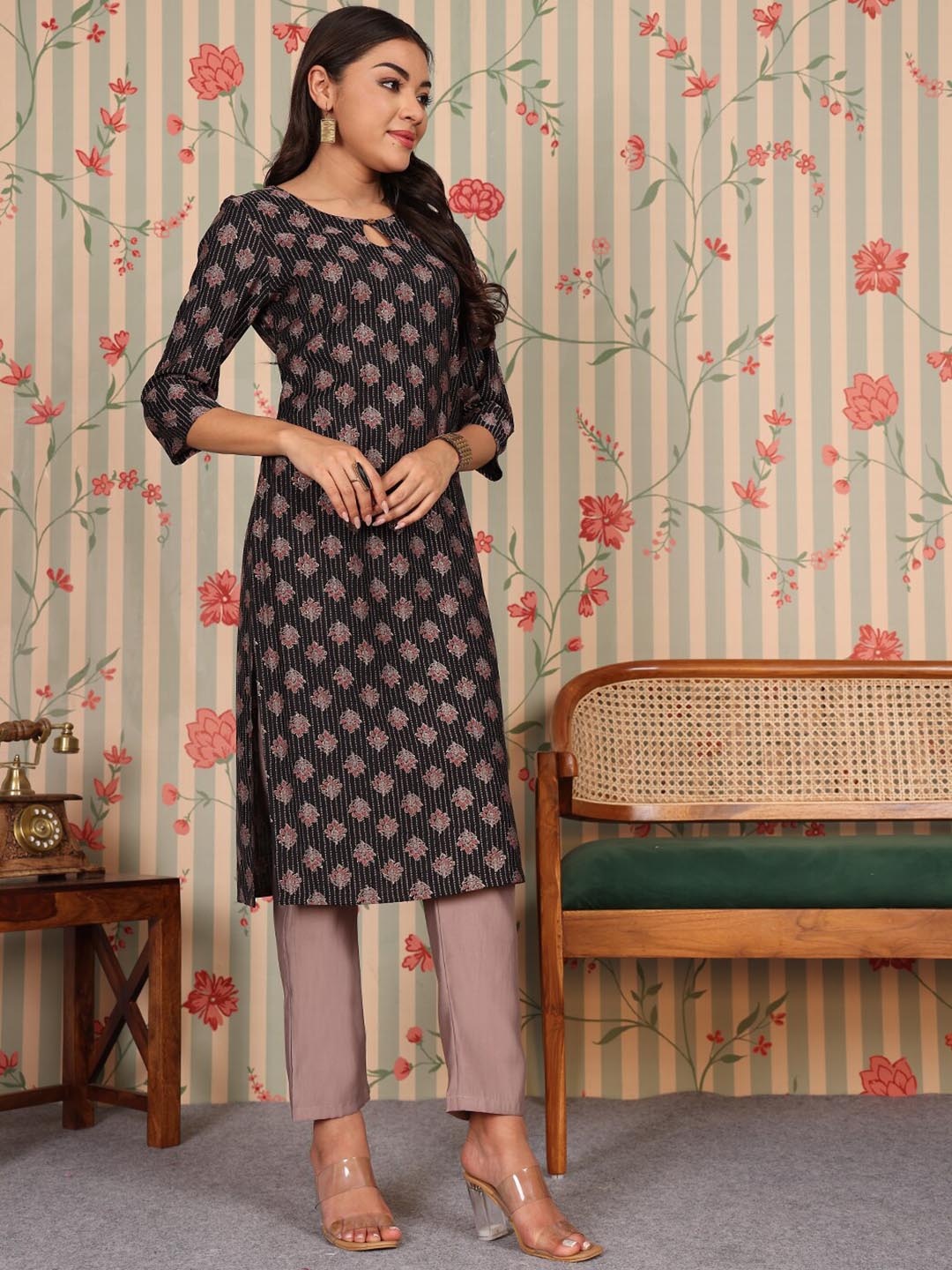 

Ode by House of Pataudi Keyhole Neck Printed Regular Chanderi Silk Straight Kurta Set, Black