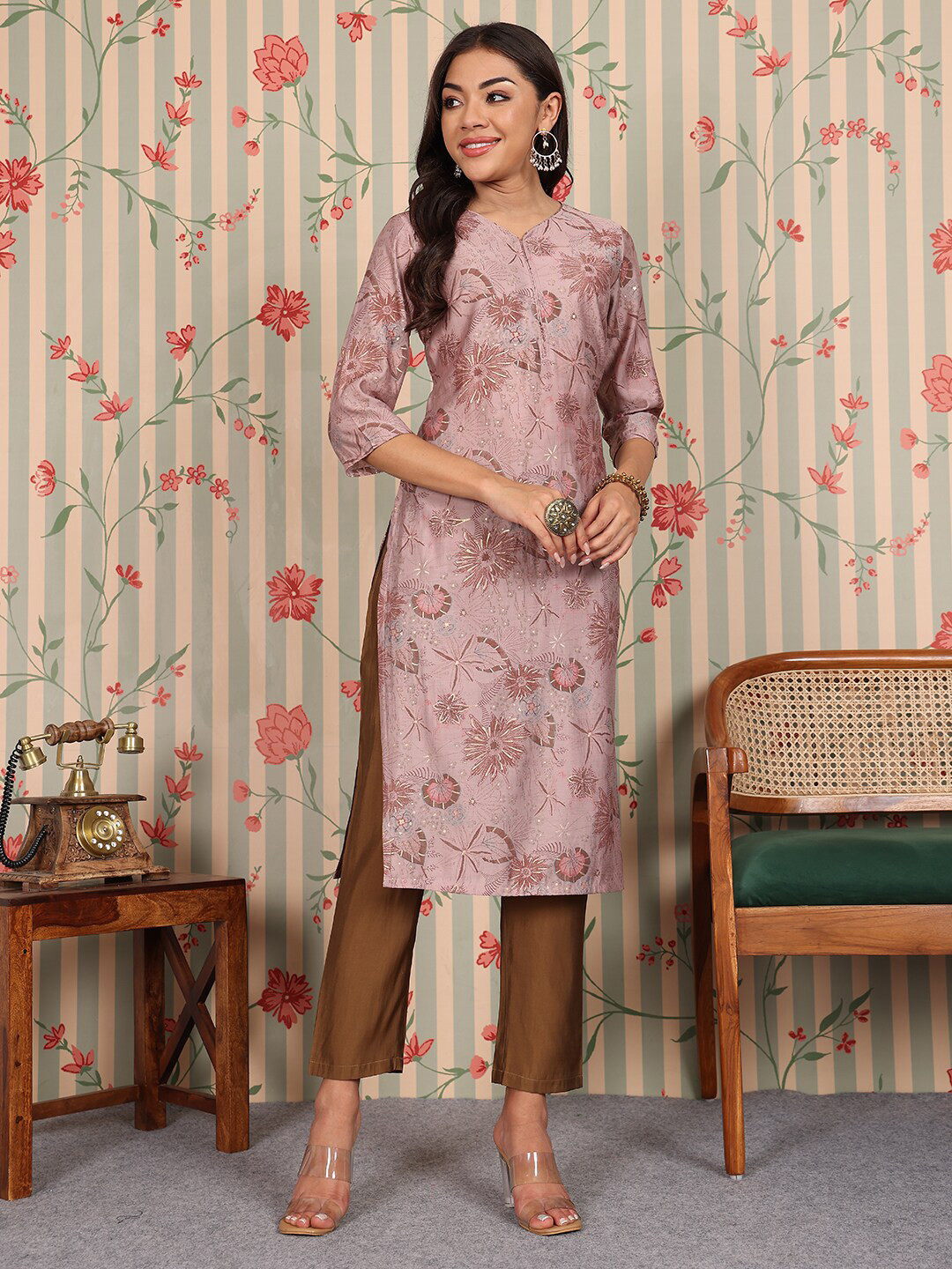 

Ode by House of Pataudi V Neck Floral Printed Regular Chanderi Silk Kurta with Trousers, Peach
