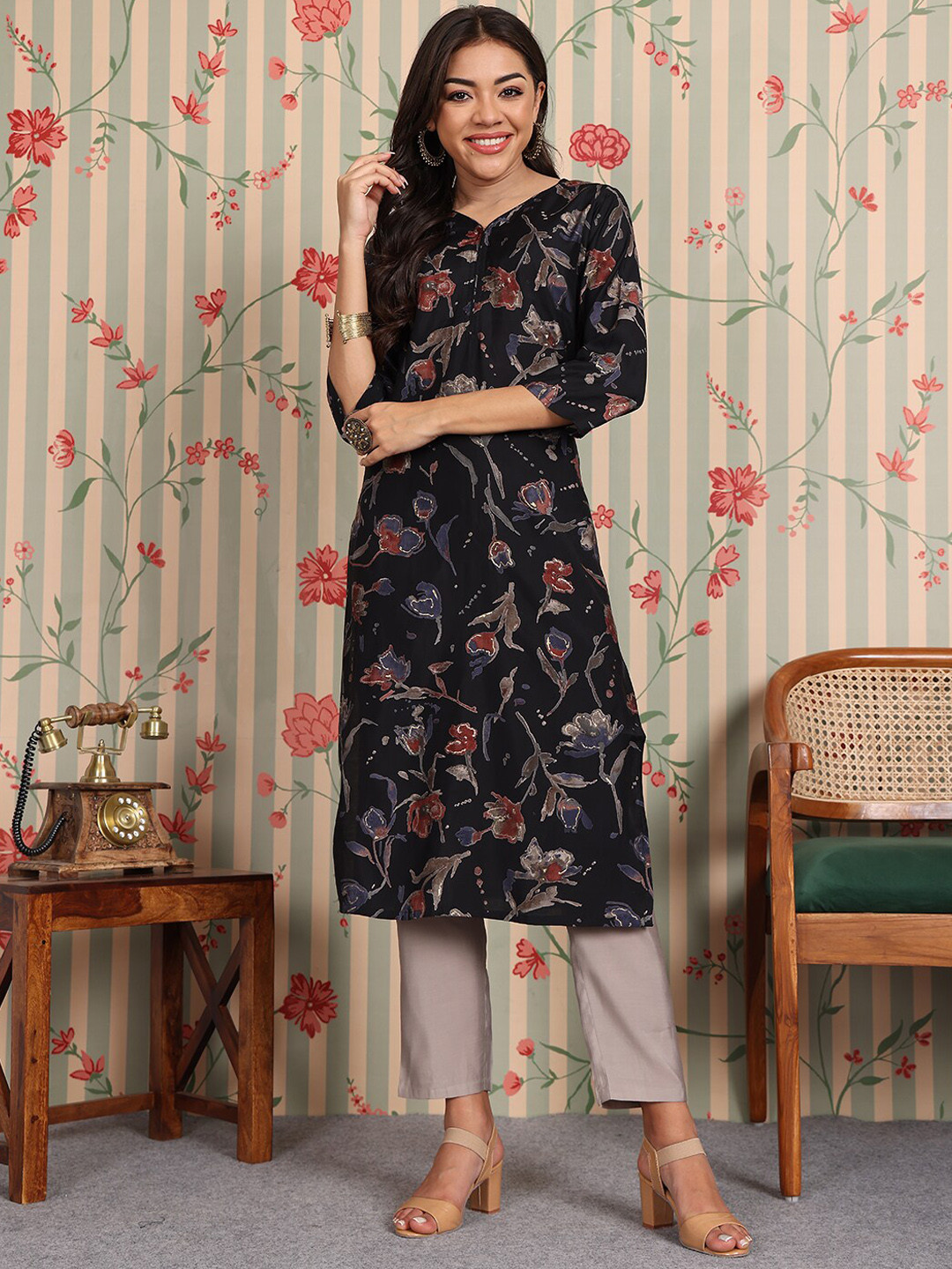 

Ode by House of Pataudi Floral Printed Regular Chanderi Silk Kurta With Trouser, Black