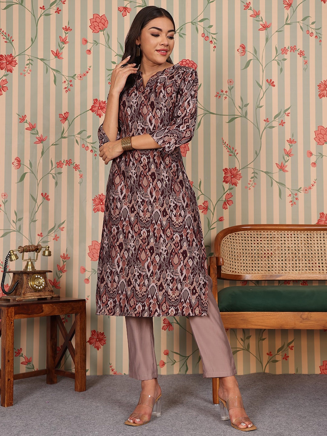 

Ode by House of Pataudi Abstract Printed Regular Chanderi Silk Kurta with Trouser, Brown