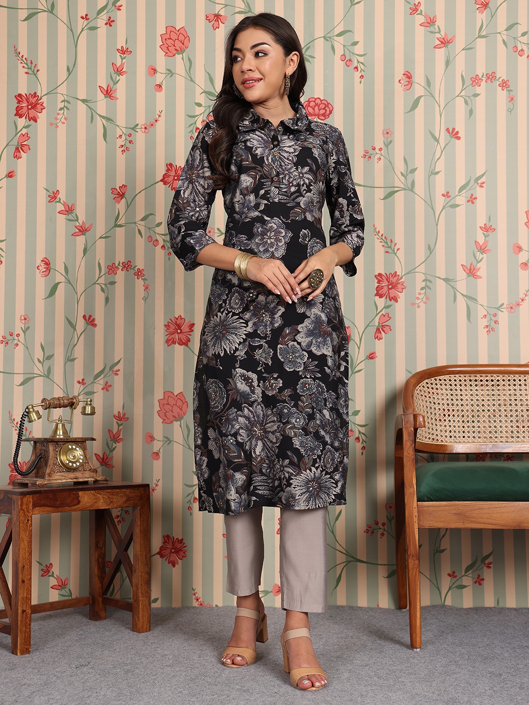 

Ode by House of Pataudi Floral Printed Regular Chanderi Silk Kurta with Trousers, Black