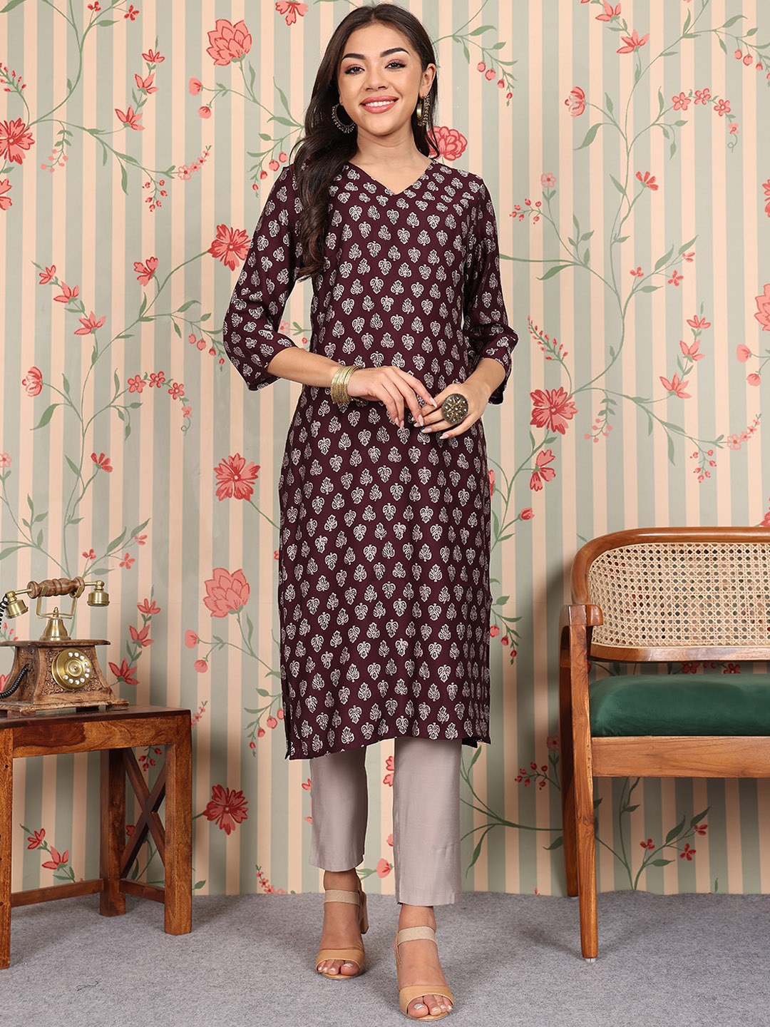 

Ode by House of Pataudi V Neck Printed Regular Chanderi Silk Straight Kurta Set, Brown