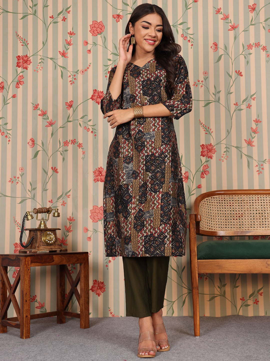 

Ode by House of Pataudi V Neck Printed Regular Chanderi Silk Kurta with Trousers, Green