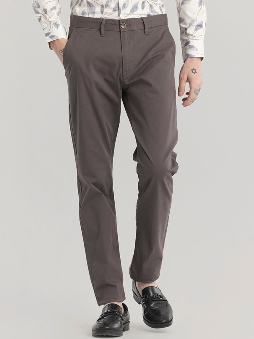 

Snitch Men Grey Slim Fit Mid-Rise Regular Cotton Chinos Trousers