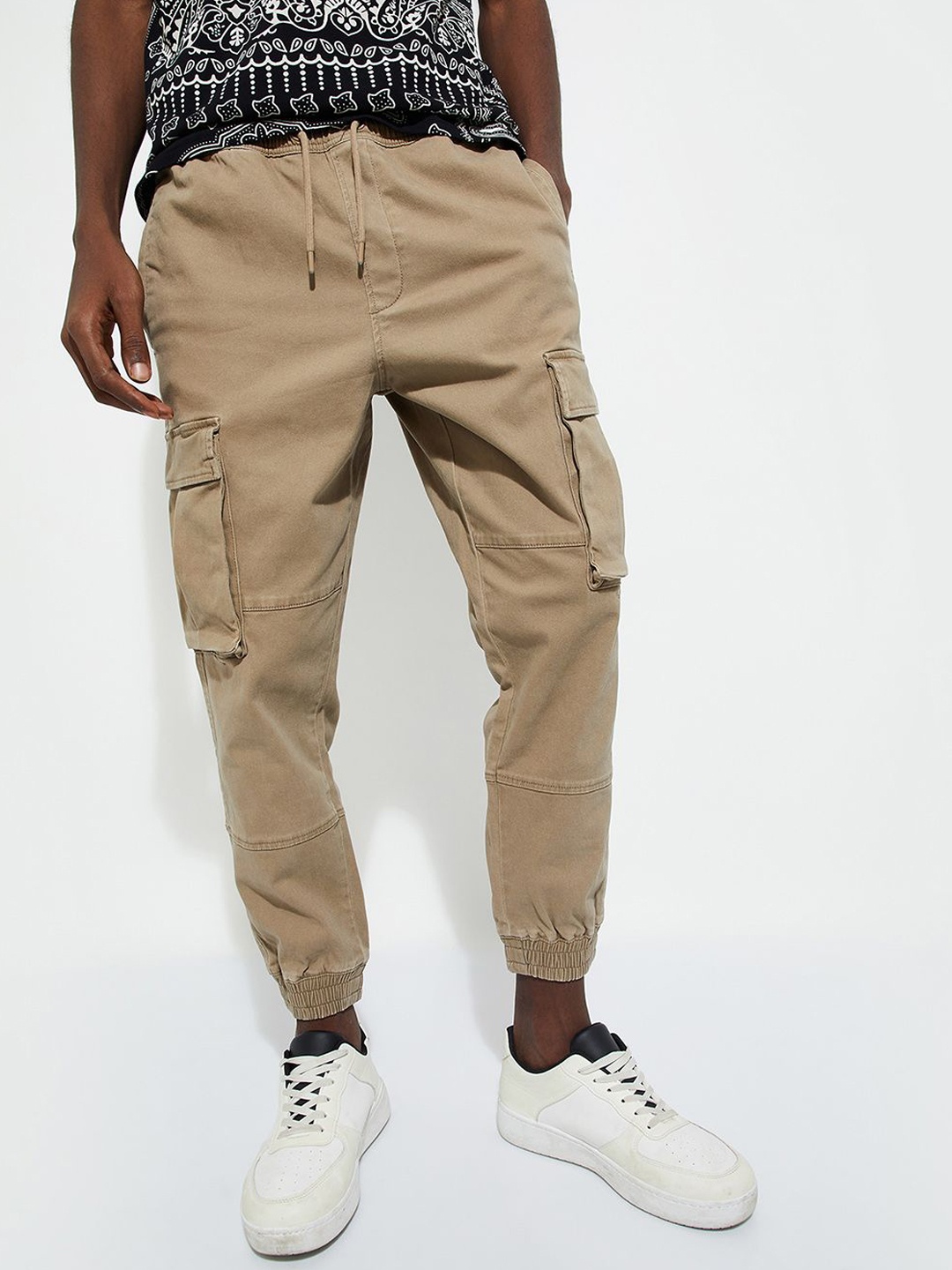 

max URB_N Men Relaxed Fit Cargo Joggers, Brown