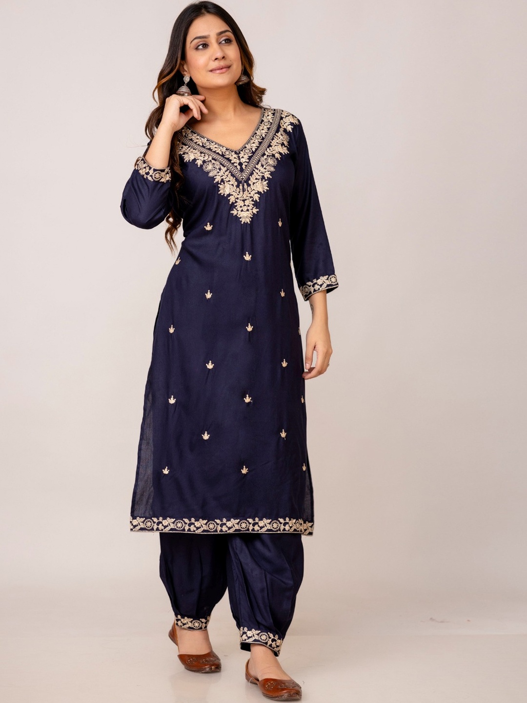 

SK2 Fashion V-Neck Floral Embroidered Regular Thread Work Straight Kurta with Trousers, Blue