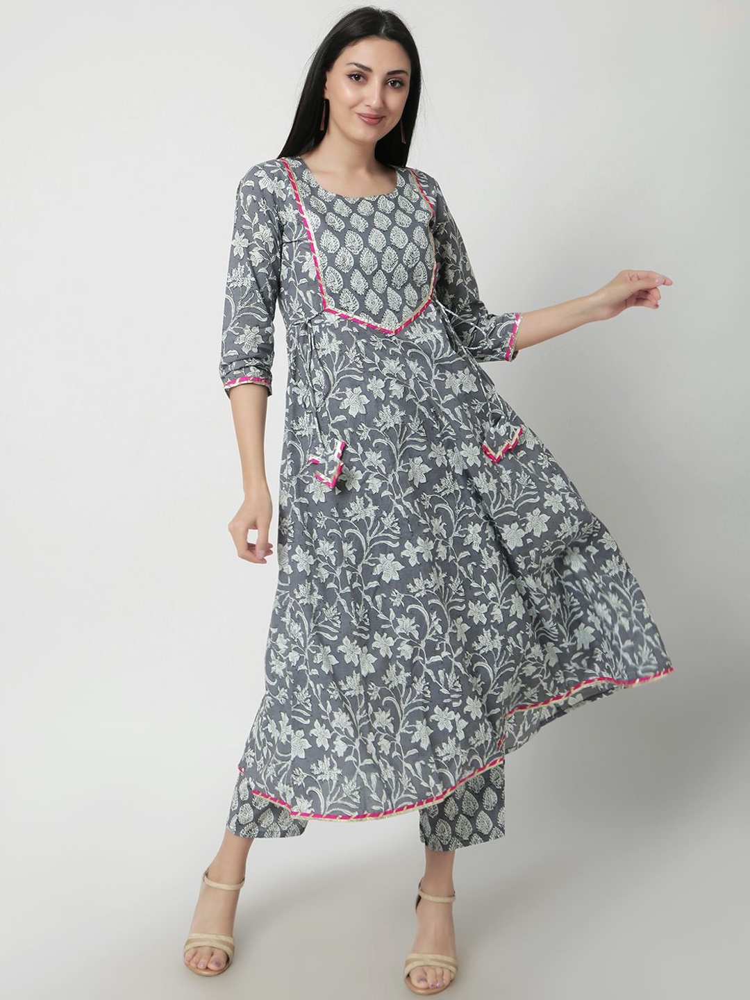 

JANAKDULARI CREATION Floral Printed Round Neck Straight Kurta with Trousers & Dupatta, Grey