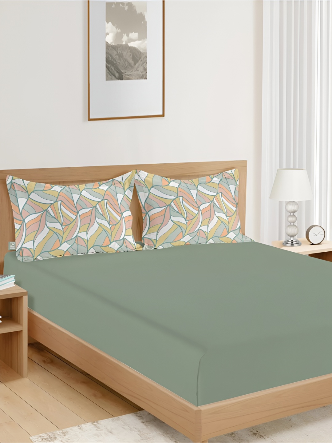 

THE WOOD WHITE Lime Green & White Microfiber 250 TC Queen Bedsheet with 2 Pillow Covers