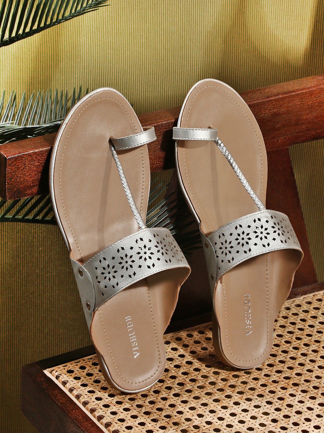 

Vishudh Textured One Toe Flats, Silver