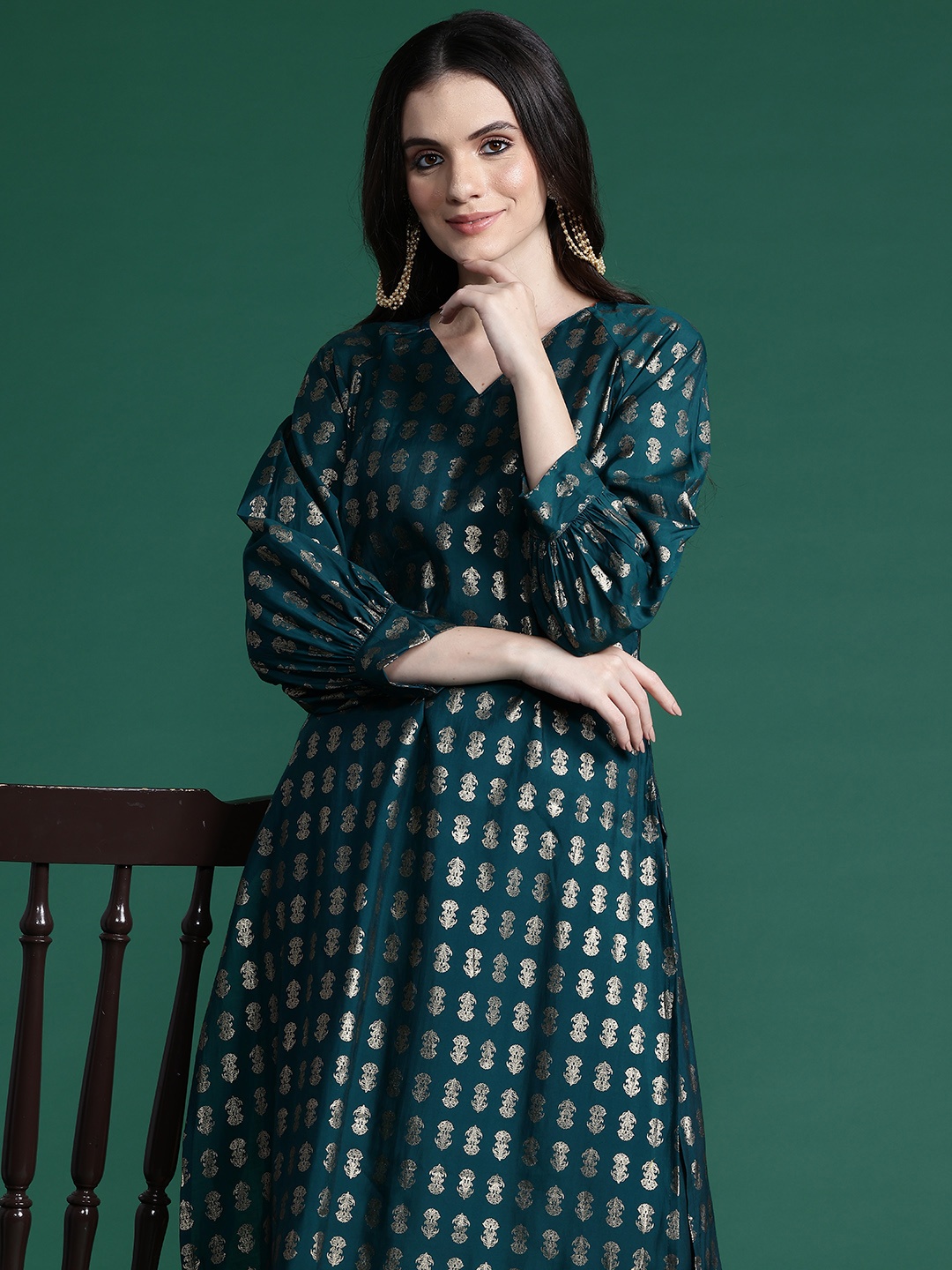 

Sangria Ethnic Foil Printed Puff Sleeves Kurta with Trousers, Green