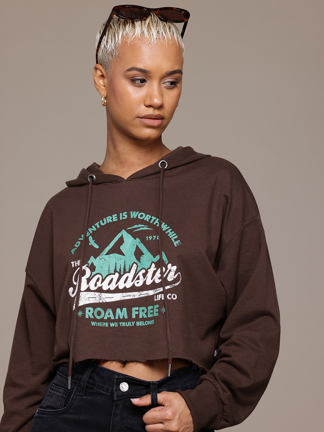 

The Roadster Lifestyle Co. Women Printed Hooded Crop Sweatshirt, Brown