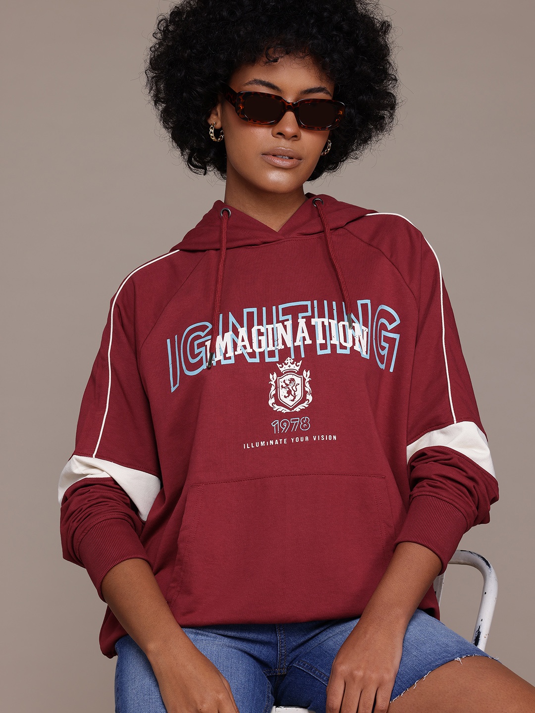 

The Roadster Lifestyle Co. Women Printed Hooded Sweatshirt, Maroon