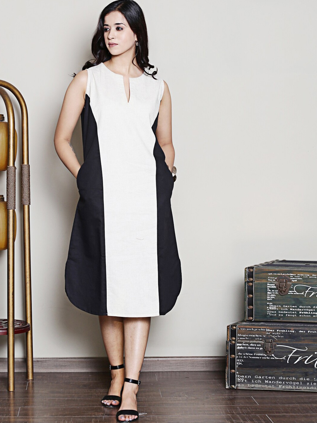 

Spring Soul Colourblocked Notched Neck Linen A-Line Dress, Black