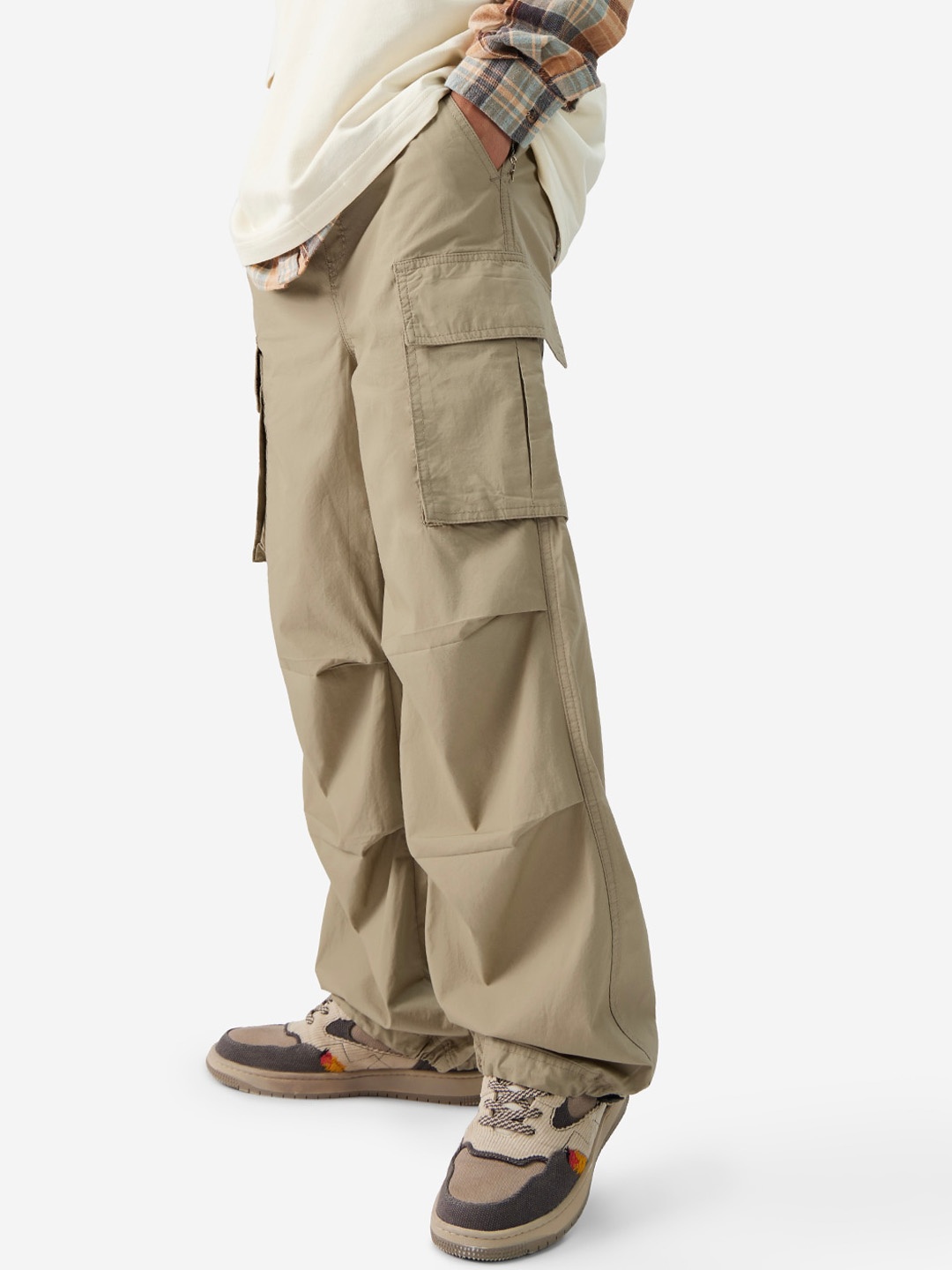 

The Souled Store Men Mid-Rise Loose Fit Cotton Cargos Trousers, Beige